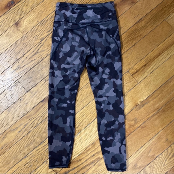 Athleta Camo Lightning 7/8 Tight Size XS - Picture 8 of 9
